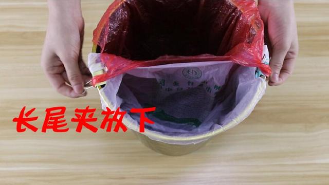 小垃圾袋套不住垃圾桶？教你一個小妙招，再小的垃圾袋也用的上！一點都不浪費！ 