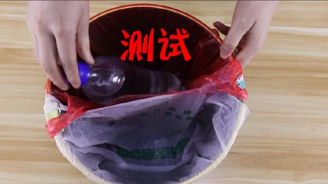 小垃圾袋套不住垃圾桶？教你一個小妙招，再小的垃圾袋也用的上！一點都不浪費！ 