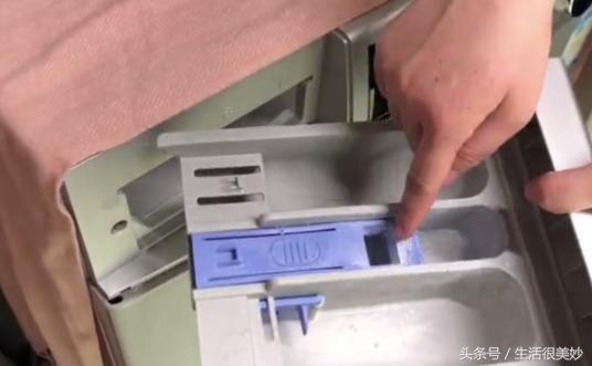 用了這麼多年洗衣機才知道，左上角洗滌盒是這麼用的！用對了真省錢！