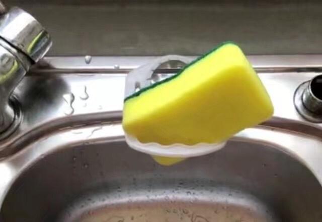 油桶上的塑膠提手不要再扔了！放在家裡這樣用，人人見了都誇好！