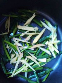 我用電飯鍋做的白切雞，不放一滴水，卻又嫩又滑，全因我做了最後「這一步」！！ 
