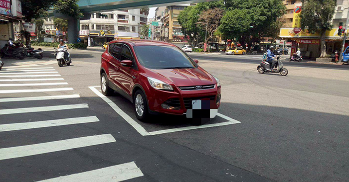 超狂「三寶車」停在機車待轉區被拍，車主還頂嘴「去買高麗菜不能停嗎？」網友笑翻：「人家有停好停滿內…」 