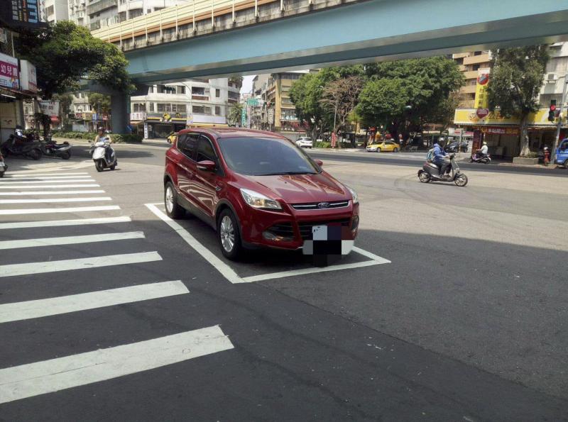 超狂「三寶車」停在機車待轉區被拍，車主還頂嘴「去買高麗菜不能停嗎？」網友笑翻：「人家有停好停滿內…」 