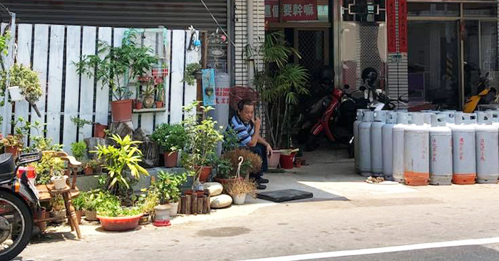 瓦斯店掛「超廢紅布條」，結果隔壁商家看到後竟也掛出一幅…網友笑跪了：「這個很廣告！」 