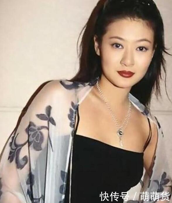 15年前她扔下剛滿月的兒子跳樓身亡，如今兒子已長得又高又帥！