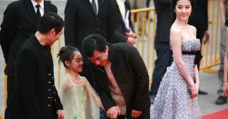 李連杰女兒，7歲給劉德華伴舞，8歲跟成龍走紅毯，16歲成這樣