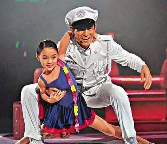李連杰女兒，7歲給劉德華伴舞，8歲跟成龍走紅毯，16歲成這樣