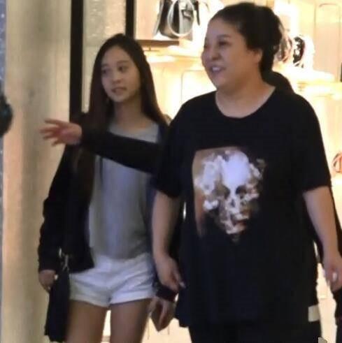 李連杰女兒，7歲給劉德華伴舞，8歲跟成龍走紅毯，16歲成這樣
