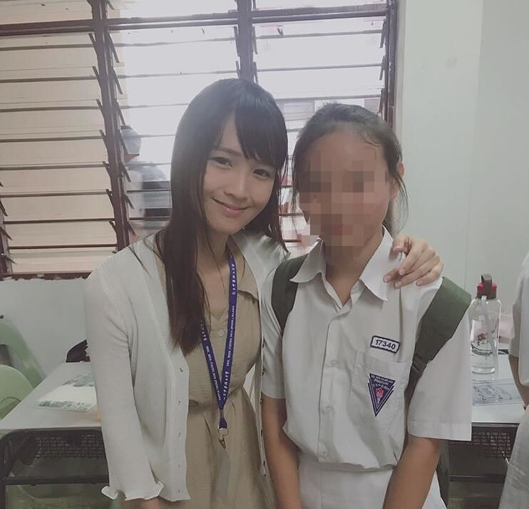  小時候的清純班花長大變老師！初戀系女教師「根本像同學」男學生都無法專心上課了！