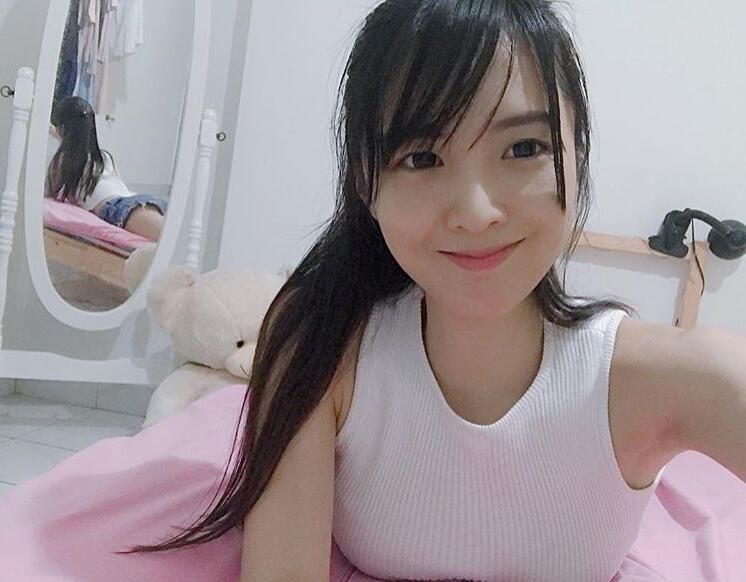  小時候的清純班花長大變老師！初戀系女教師「根本像同學」男學生都無法專心上課了！