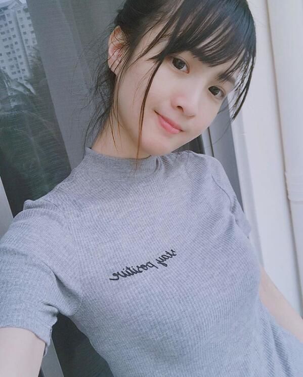  小時候的清純班花長大變老師！初戀系女教師「根本像同學」男學生都無法專心上課了！