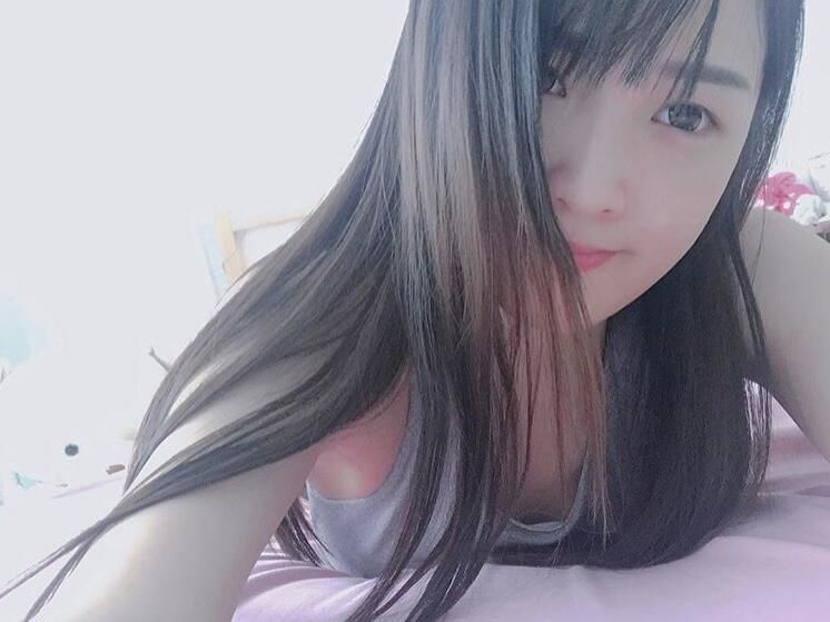  小時候的清純班花長大變老師！初戀系女教師「根本像同學」男學生都無法專心上課了！