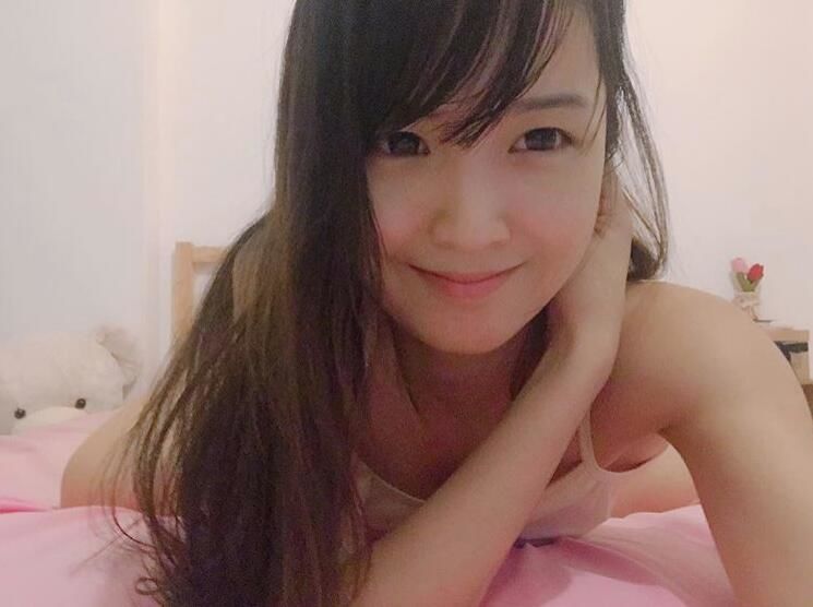  小時候的清純班花長大變老師！初戀系女教師「根本像同學」男學生都無法專心上課了！