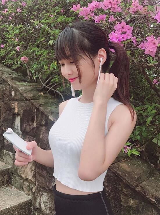  小時候的清純班花長大變老師！初戀系女教師「根本像同學」男學生都無法專心上課了！