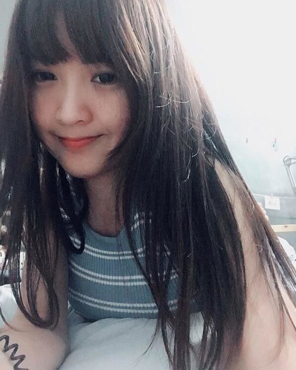  小時候的清純班花長大變老師！初戀系女教師「根本像同學」男學生都無法專心上課了！