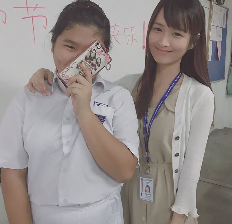  小時候的清純班花長大變老師！初戀系女教師「根本像同學」男學生都無法專心上課了！