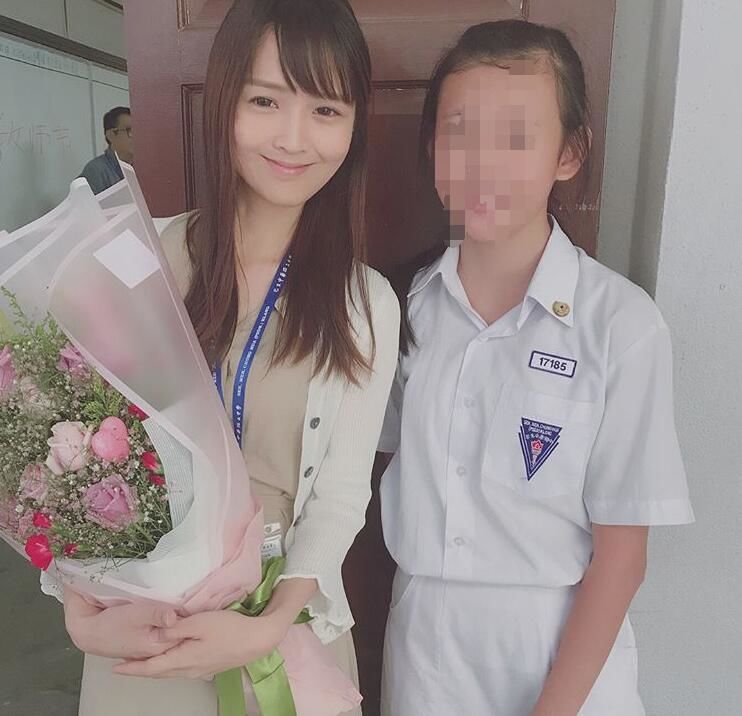  小時候的清純班花長大變老師！初戀系女教師「根本像同學」男學生都無法專心上課了！