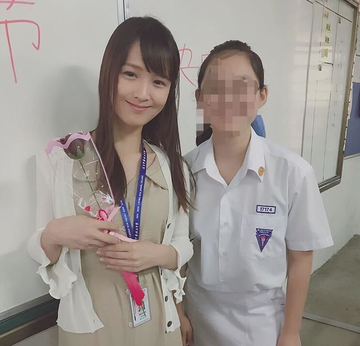  小時候的清純班花長大變老師！初戀系女教師「根本像同學」男學生都無法專心上課了！
