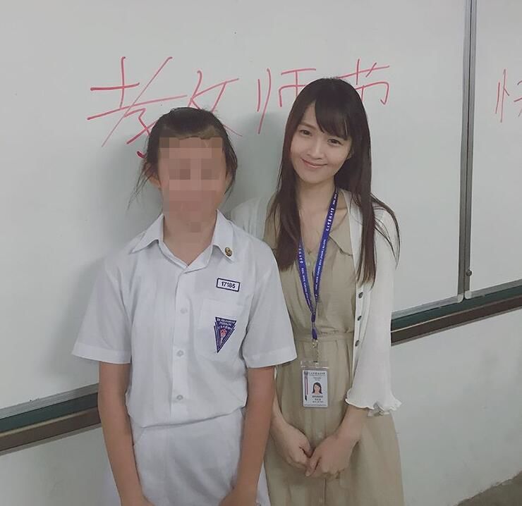  小時候的清純班花長大變老師！初戀系女教師「根本像同學」男學生都無法專心上課了！