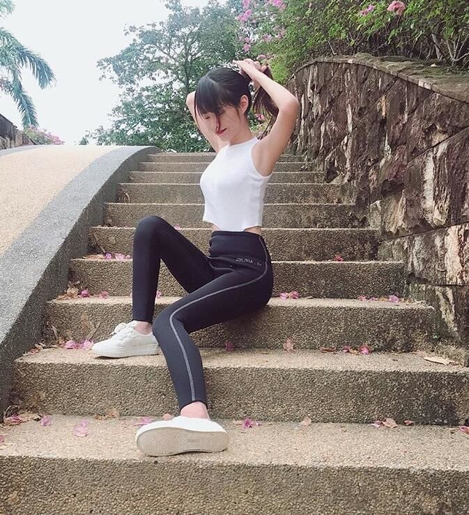  小時候的清純班花長大變老師！初戀系女教師「根本像同學」男學生都無法專心上課了！