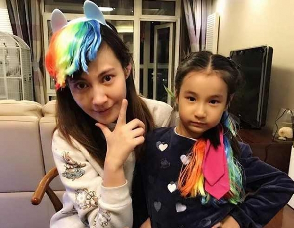 她是baby的「姐姐」，十年前她美過范冰冰，搶過謝霆鋒，今淪落到嫁給醜男！