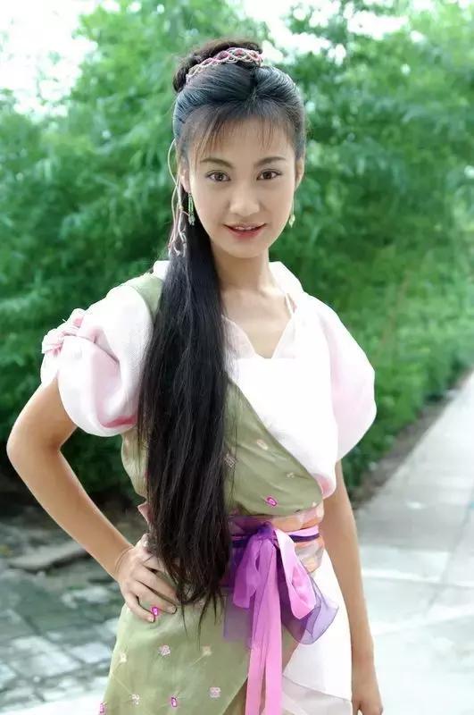 她是baby的「姐姐」，十年前她美過范冰冰，搶過謝霆鋒，今淪落到嫁給醜男！