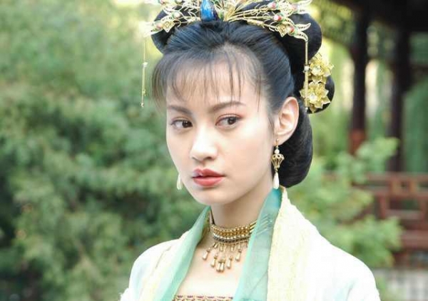 她是baby的「姐姐」，十年前她美過范冰冰，搶過謝霆鋒，今淪落到嫁給醜男！