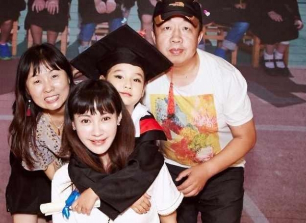 她是baby的「姐姐」，十年前她美過范冰冰，搶過謝霆鋒，今淪落到嫁給醜男！