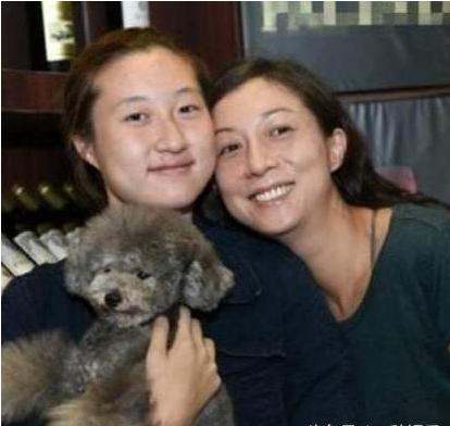 成龍私生女奢華生活曝光，成龍22億財產給了小龍女多少錢？