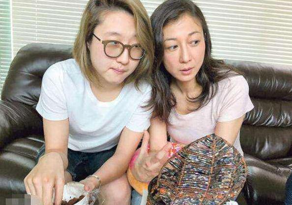 成龍私生女奢華生活曝光，成龍22億財產給了小龍女多少錢？