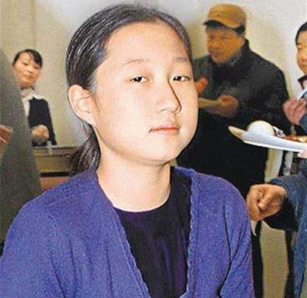 成龍私生女奢華生活曝光，成龍22億財產給了小龍女多少錢？