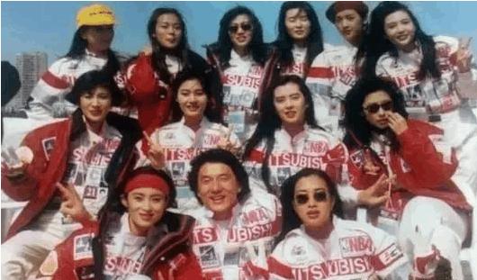 成龍私生女奢華生活曝光，成龍22億財產給了小龍女多少錢？