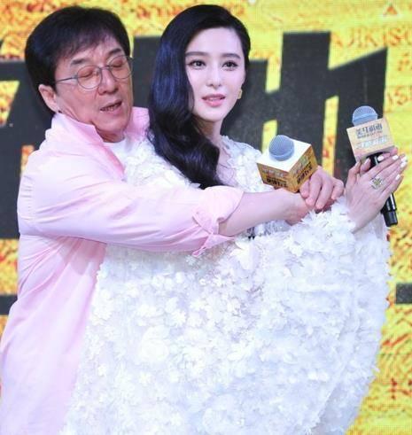 成龍私生女奢華生活曝光，成龍22億財產給了小龍女多少錢？