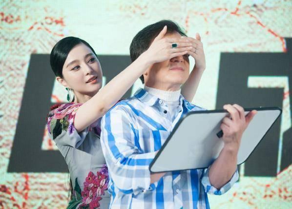 成龍私生女奢華生活曝光，成龍22億財產給了小龍女多少錢？