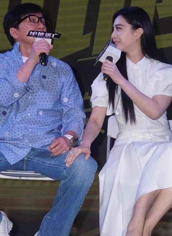 成龍私生女奢華生活曝光，成龍22億財產給了小龍女多少錢？