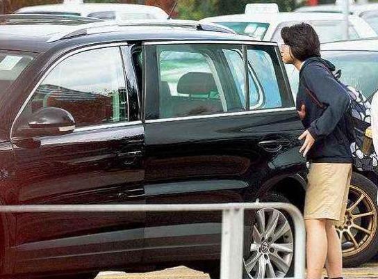 成龍私生女奢華生活曝光，成龍22億財產給了小龍女多少錢？