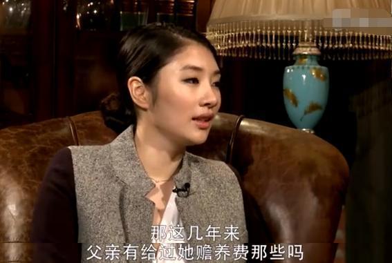 成龍私生女奢華生活曝光，成龍22億財產給了小龍女多少錢？