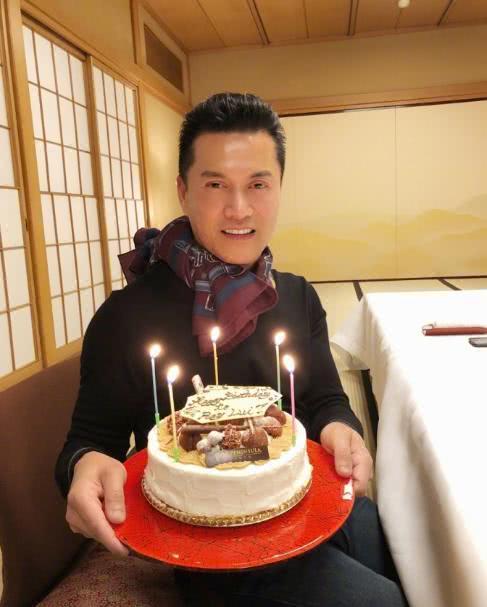 爸爸是帥氣男神，媽媽是億萬富婆，如今他15歲，長相實在不敢恭維 