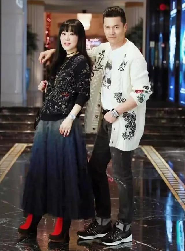 爸爸是帥氣男神，媽媽是億萬富婆，如今他15歲，長相實在不敢恭維 
