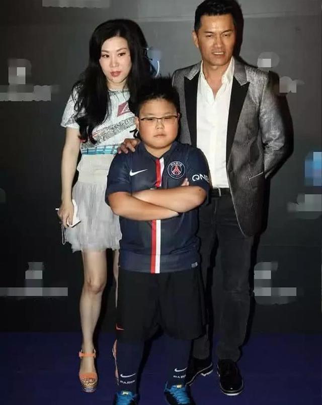 爸爸是帥氣男神，媽媽是億萬富婆，如今他15歲，長相實在不敢恭維 
