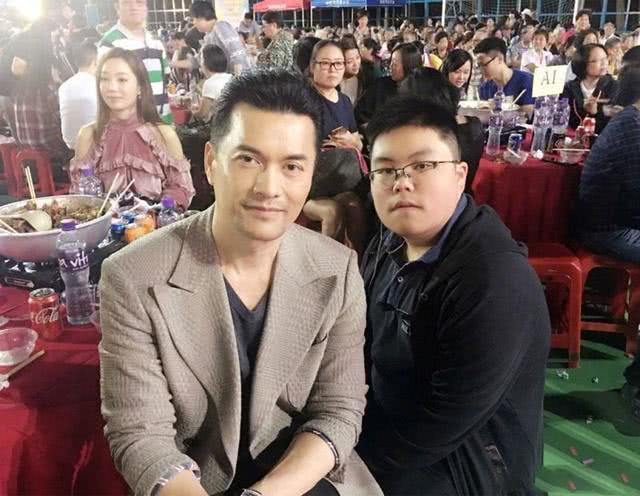 爸爸是帥氣男神，媽媽是億萬富婆，如今他15歲，長相實在不敢恭維 
