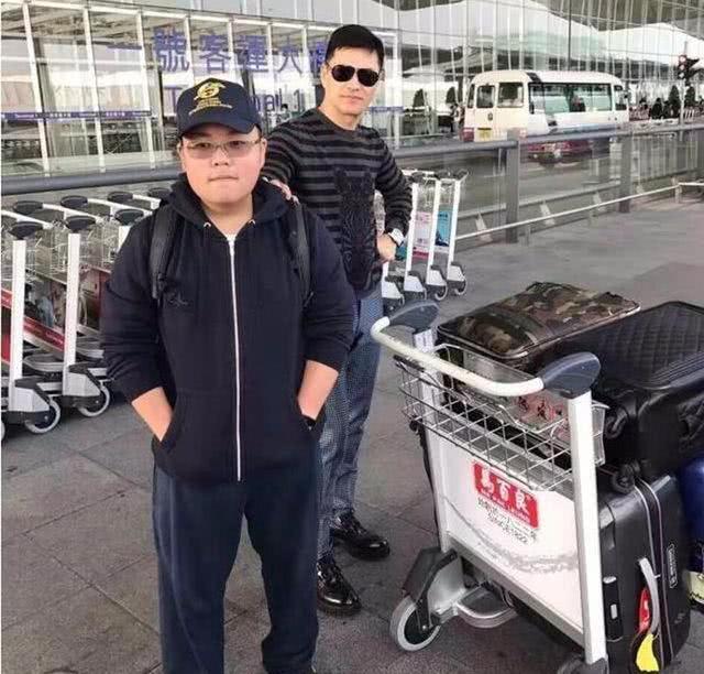 爸爸是帥氣男神，媽媽是億萬富婆，如今他15歲，長相實在不敢恭維 