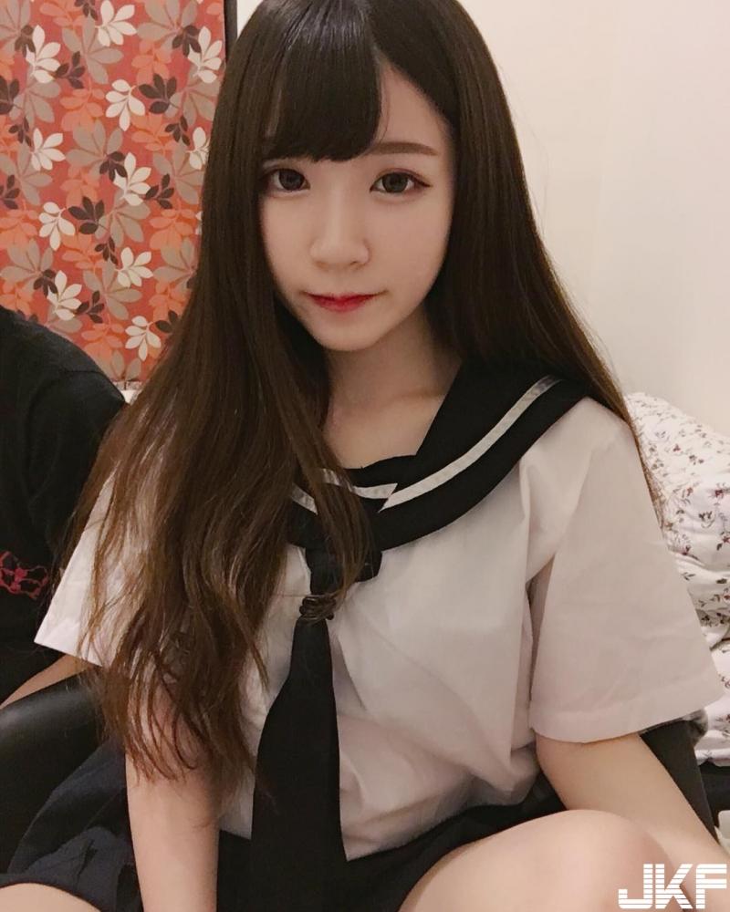 IG「最正高中生」出爐！清秀大眼笑容「甜死人不償命」，制服底下也凶凶的！