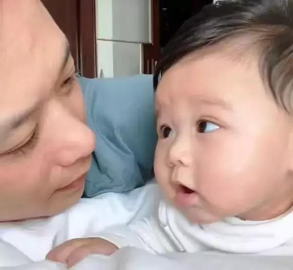 胡杏兒全家生活照，當看到這一刻，網友直呼當初離開黃宗澤是對的