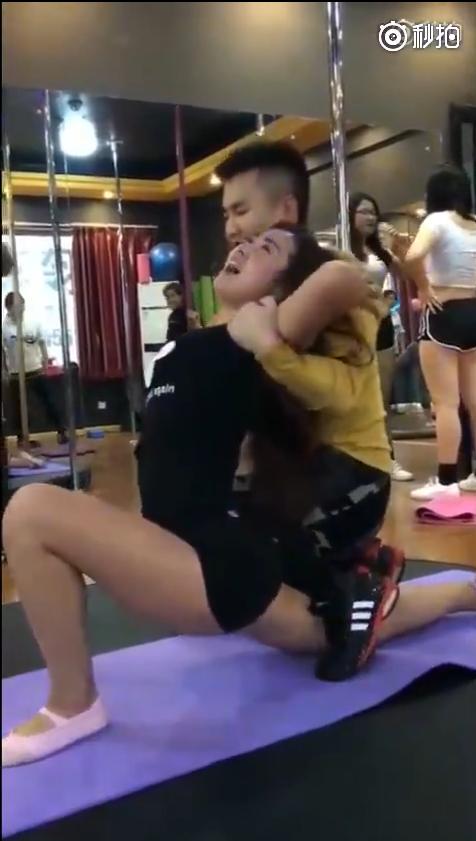  還以為健身房有___！教練壓筋女學員「邊晃嬌喘叫翻天」…網驚：好想當教練