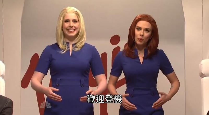 最鬧空服員！黑寡婦化身「正妹機器空姐」大鬧機艙惡搞乘客