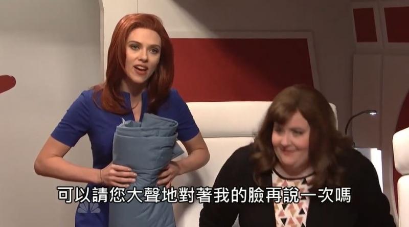 最鬧空服員！黑寡婦化身「正妹機器空姐」大鬧機艙惡搞乘客