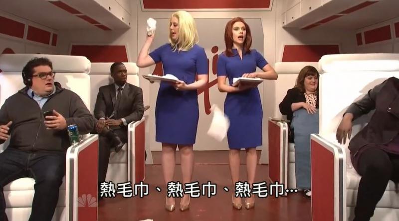 最鬧空服員！黑寡婦化身「正妹機器空姐」大鬧機艙惡搞乘客