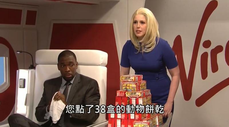 最鬧空服員！黑寡婦化身「正妹機器空姐」大鬧機艙惡搞乘客