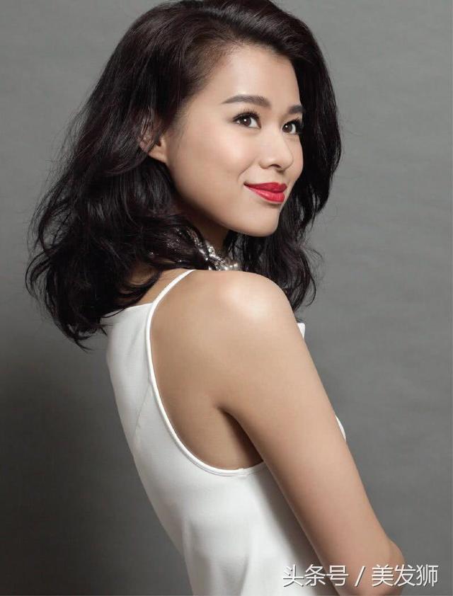 胡杏兒得罪髮型師了，剪了短髮丑如芙蓉姐姐！網友：形象差距太大